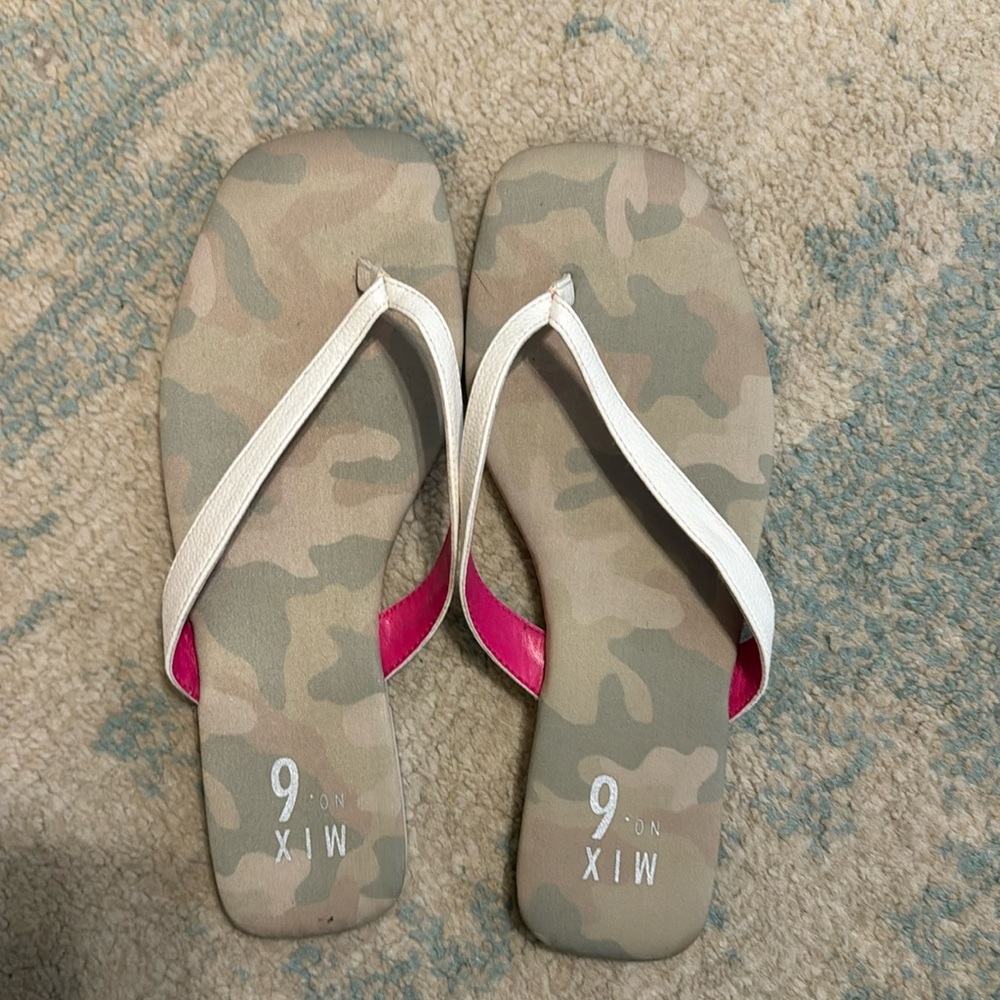 Mix no. 6 white flip flops size 7.5